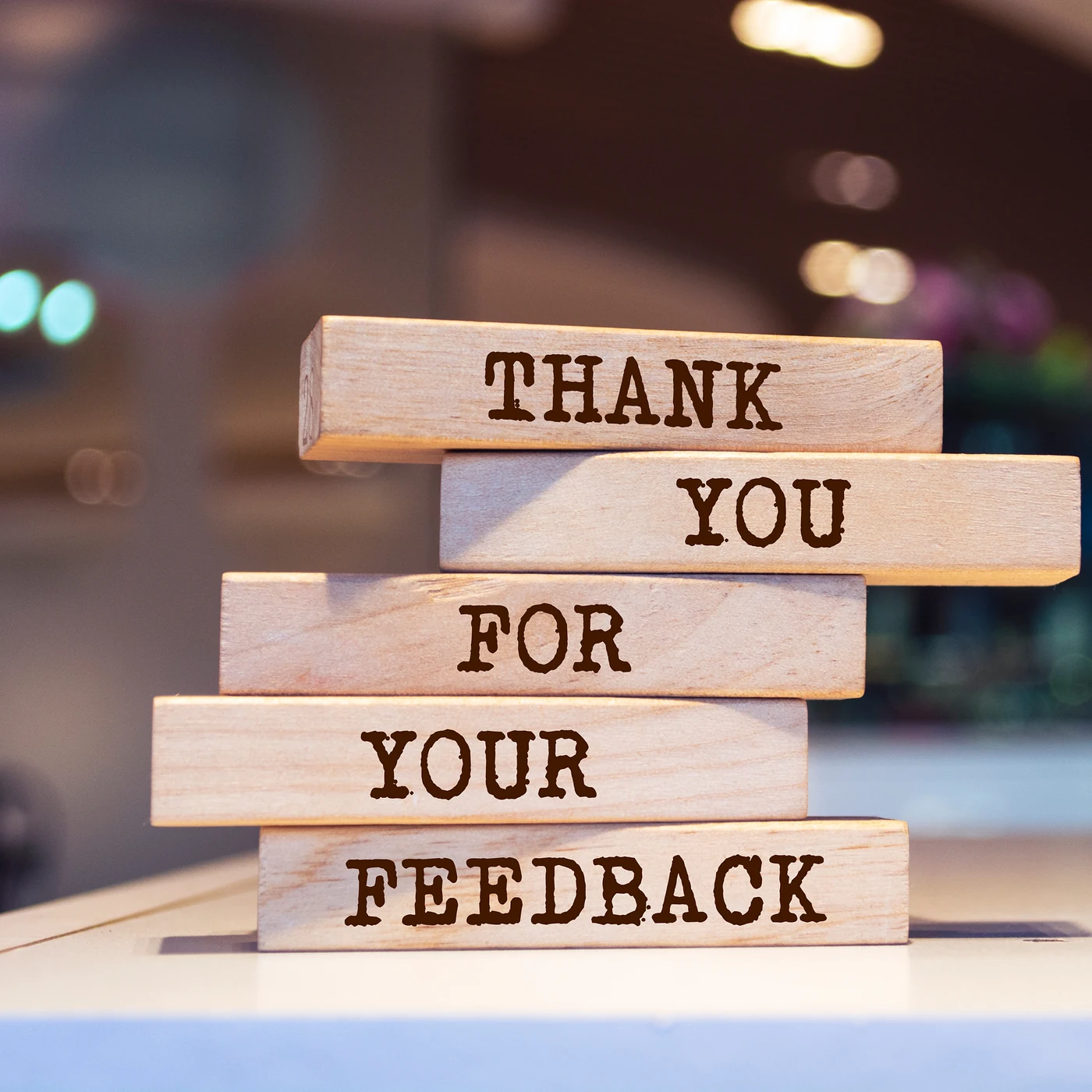 Holzklötze mit der Aufschrift „Thank you for your feedback“