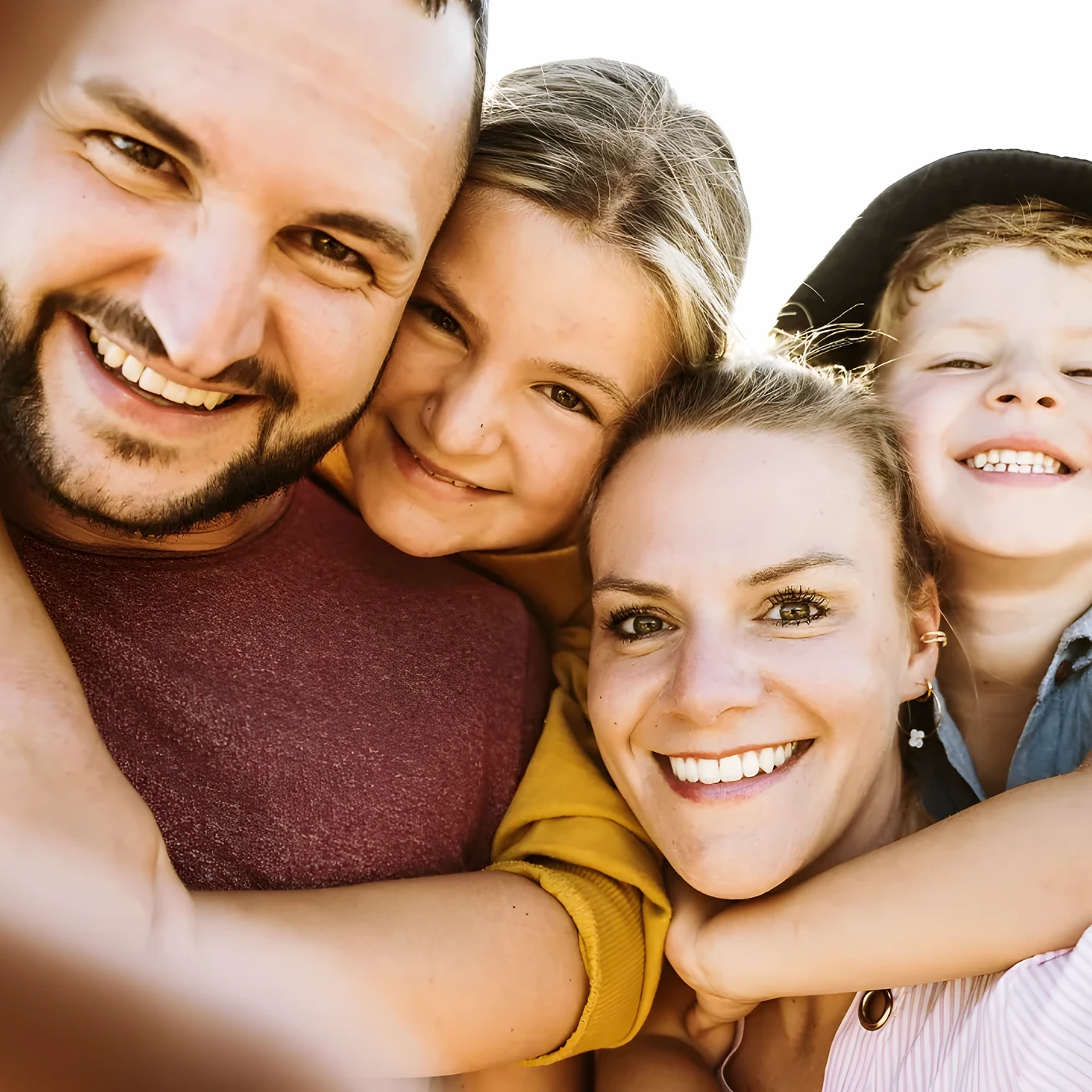 Lachende Familie mit zwei Kindern